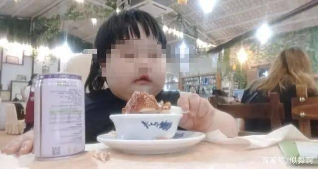 气炸|网友气炸！父母却兴奋宣布……3岁女孩被喂到70斤当“吃播”赚钱
