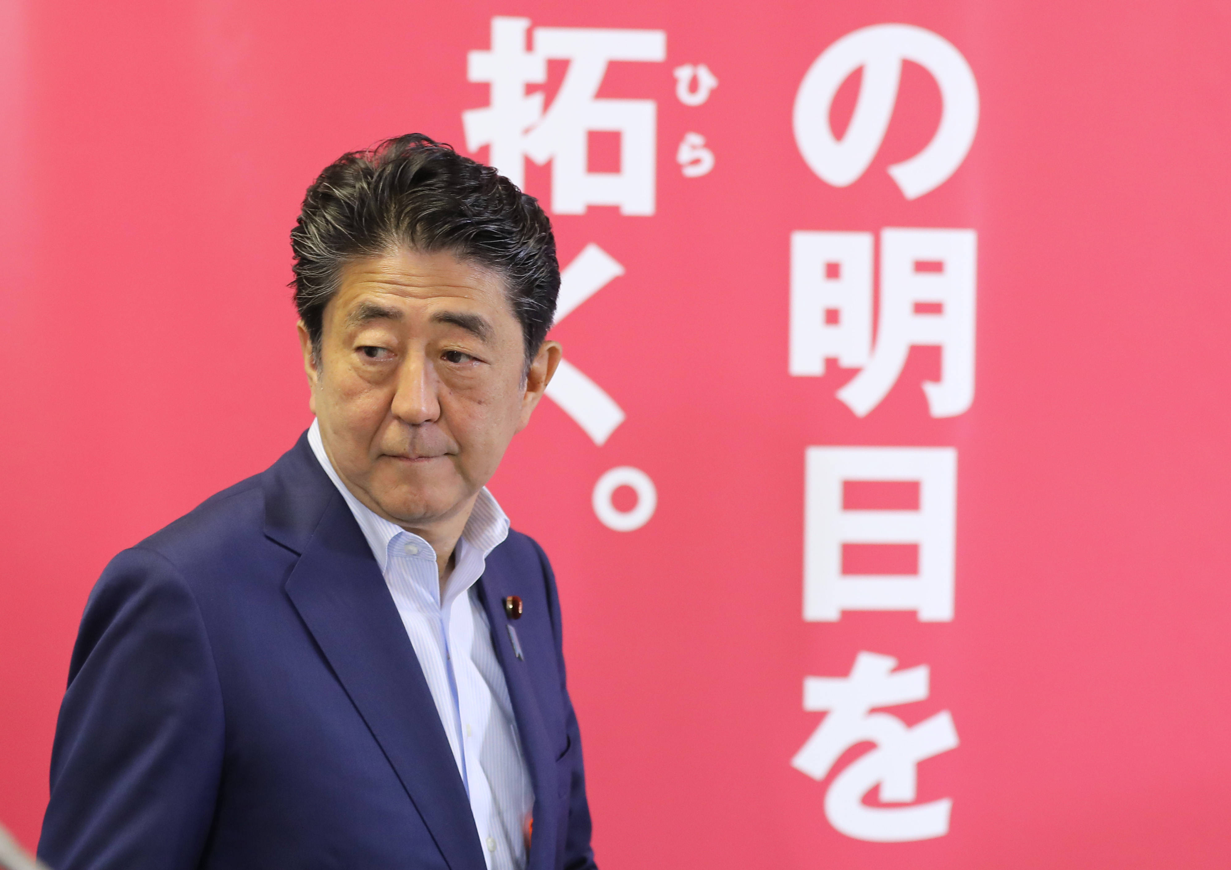 问题|国际观察|荣膺“最长命”首相，安倍最近却有点烦……