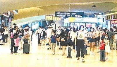武汉三大火车站客流增长 返校大学生成主流 