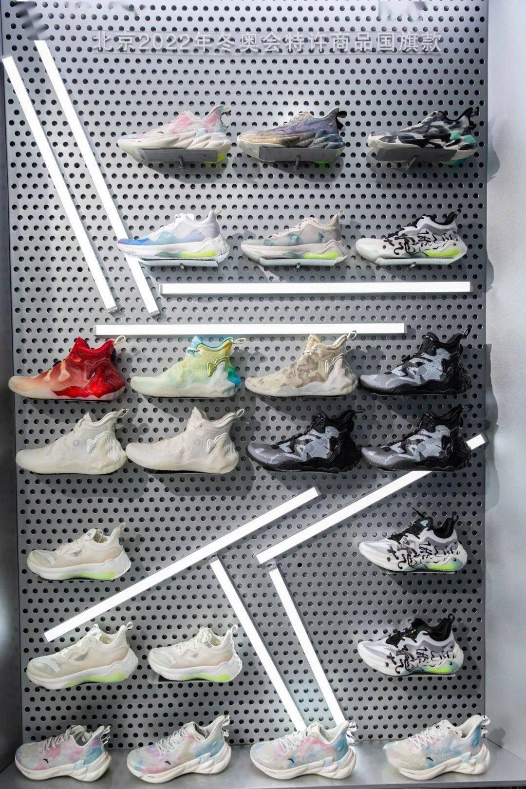 魔都|「安踏星空间」快闪店亮相上海港汇恒隆广场,魔都潮人们速去GET时髦穿衣经!