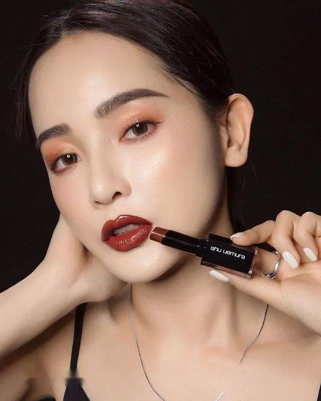 肉桂|玫瑰色口红out了？现在流行的是肉桂姨妈色