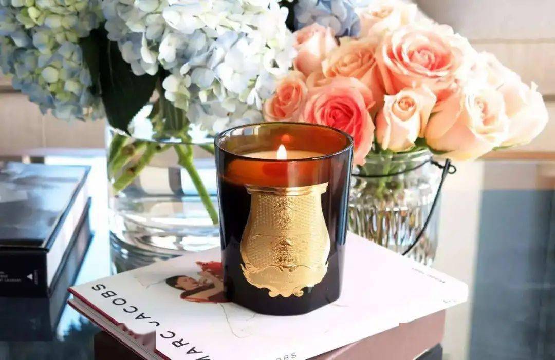 皮肤|白到发光的张雨绮性感冲出屏幕!这次成了“直女斩”