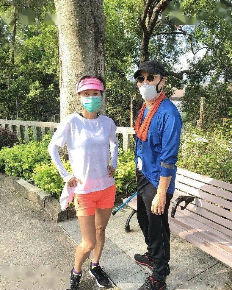 加油！中风传言不攻自破，71岁TVB老戏骨约旧友爬
