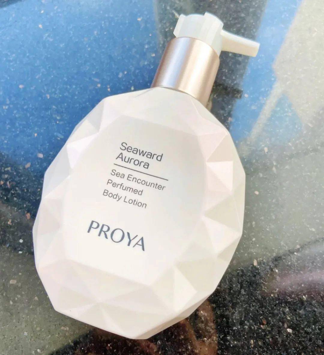 皮肤|白到发光的张雨绮性感冲出屏幕!这次成了“直女斩”