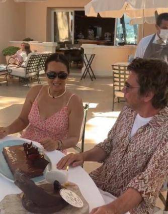 吊带|巩俐为老公庆72岁生日，穿吊带身材丰满有韵味，身上晒痕太真实