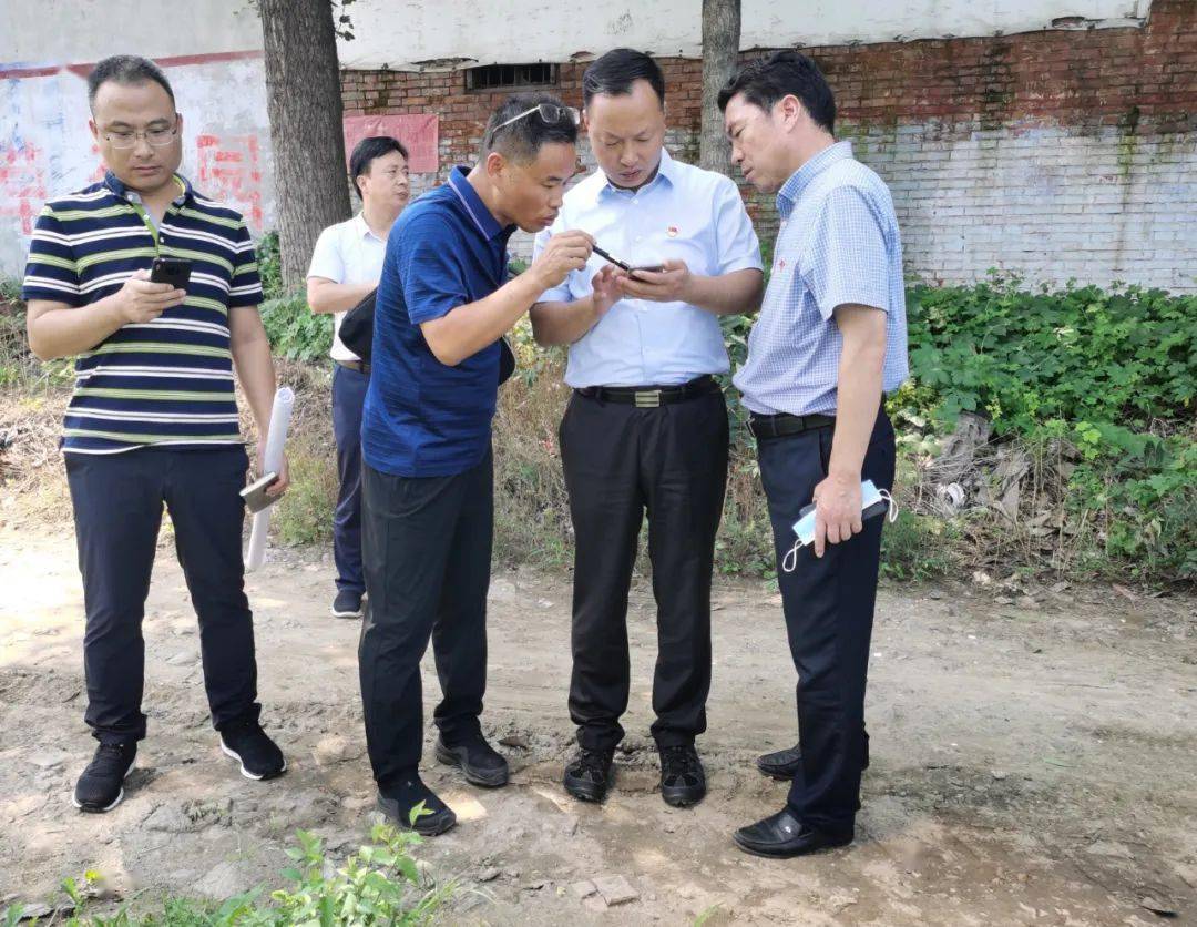 快讯县长王景育实地调研崇文中学选址情况
