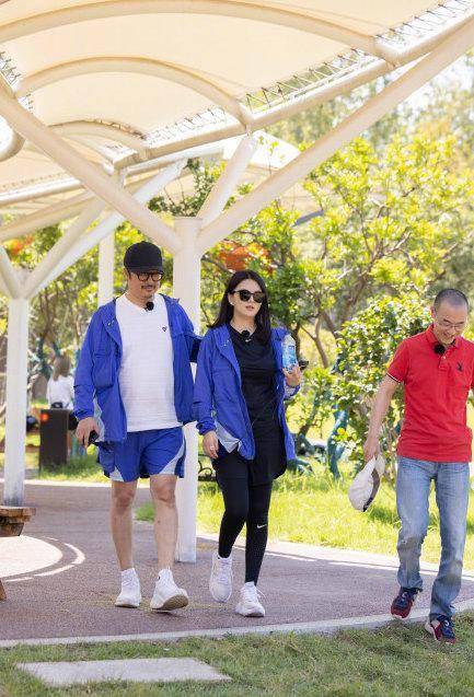 风波|好着呢!李湘王岳伦风波后穿情侣装现身破离婚传闻