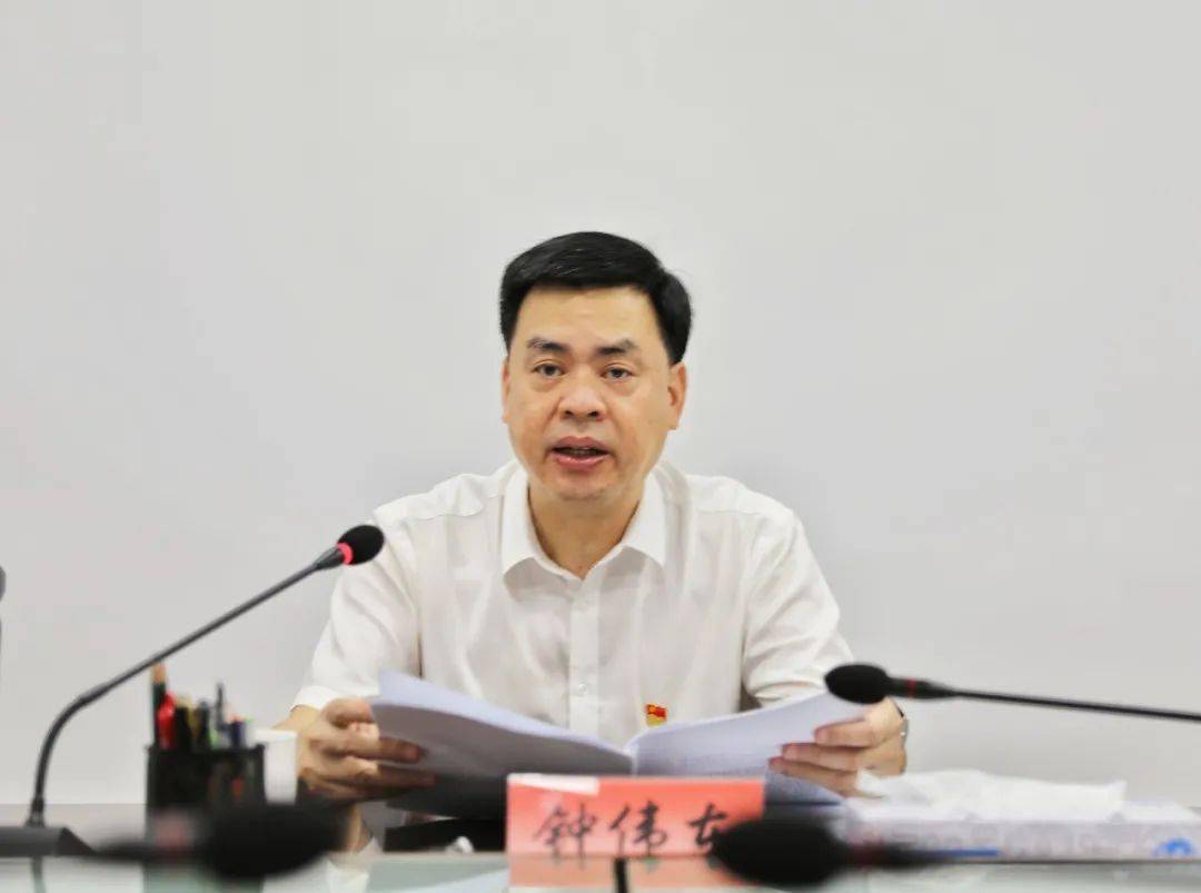 党组书记,局长钟伟东同志结合理论学习和工作实际,作了题为《立足大