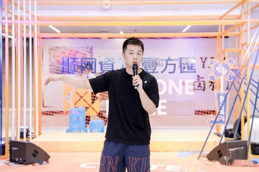 项目|【滚叔街拍】炎夏的炙热渐退，短裙的魅力依旧