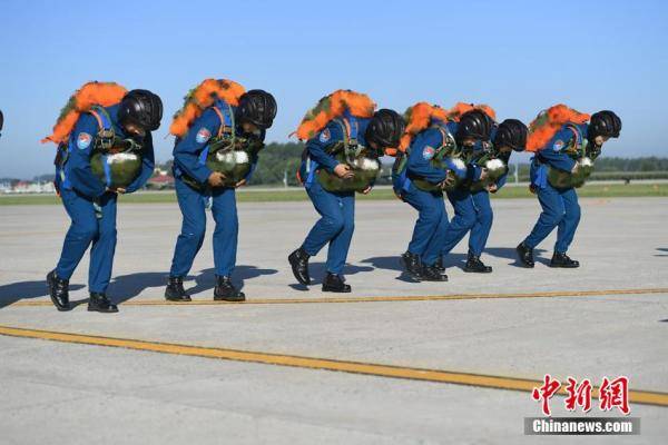 空军|飒！空军第十二批女飞行学员完成首次跳伞