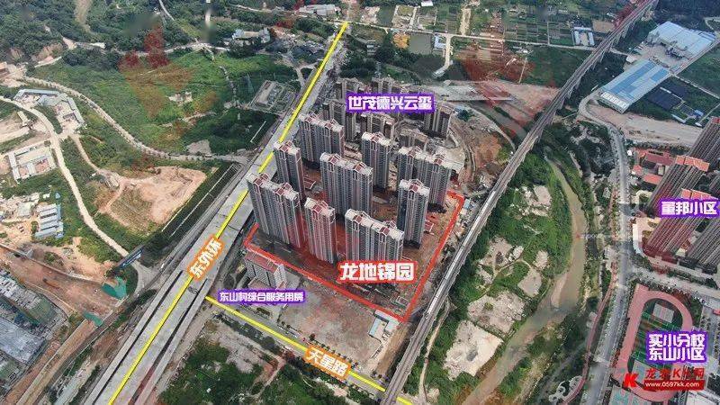 小编踩盘龙地锦园小区围挡已拆除中庭大门稳步作业