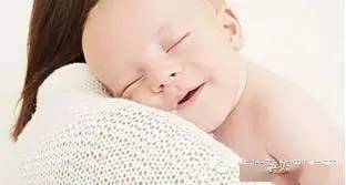 宝宝|一放上床就醒了?你家的宝宝是不是抱着睡得好好的