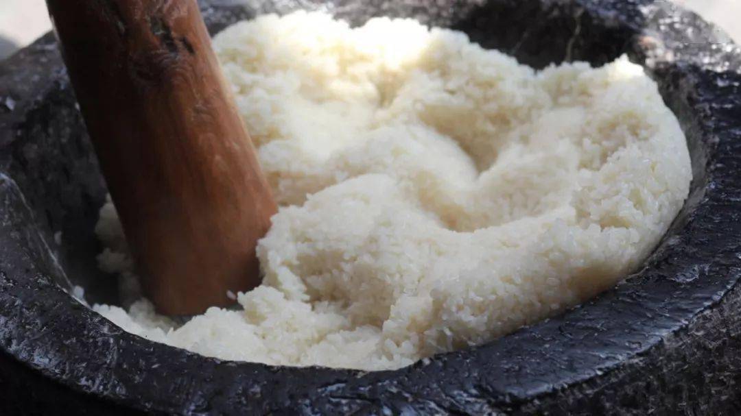 满嘴|满嘴糯香！土家族手打糍粑！儿时记忆中最深的味道！一口