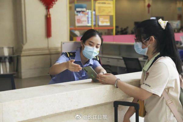 引导|汉口火车站新增学生购票窗口、增加人员引导
