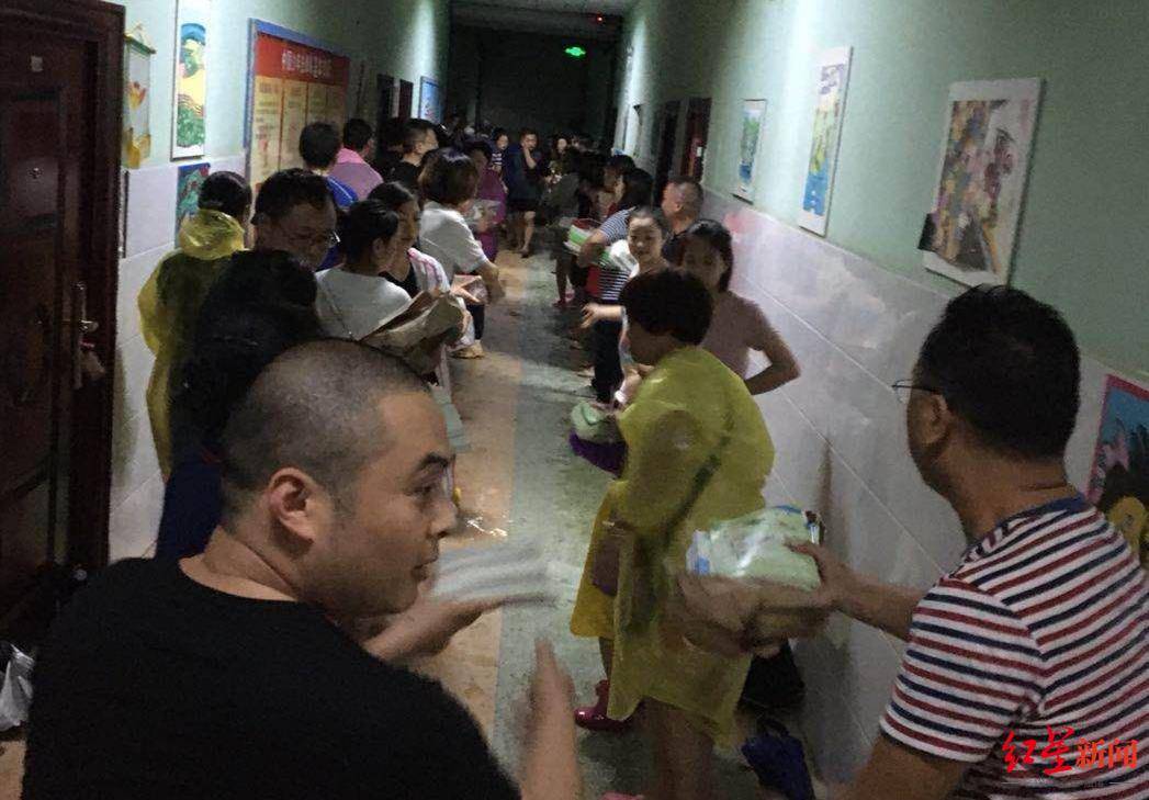 乐山|四川乐山强降雨致一小学校园严重积水 200多名家长赶来“抢救”孩子教材