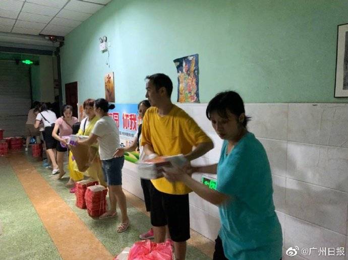 乐山|乐山暴雨家长抢救学生教材 四川乐山一小学被淹，家长自发前往抢救教材