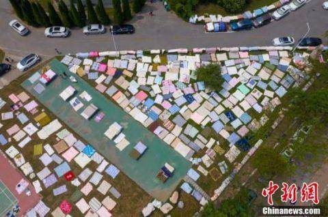 大学生|湖北襄阳：大学生返校忙晒被子