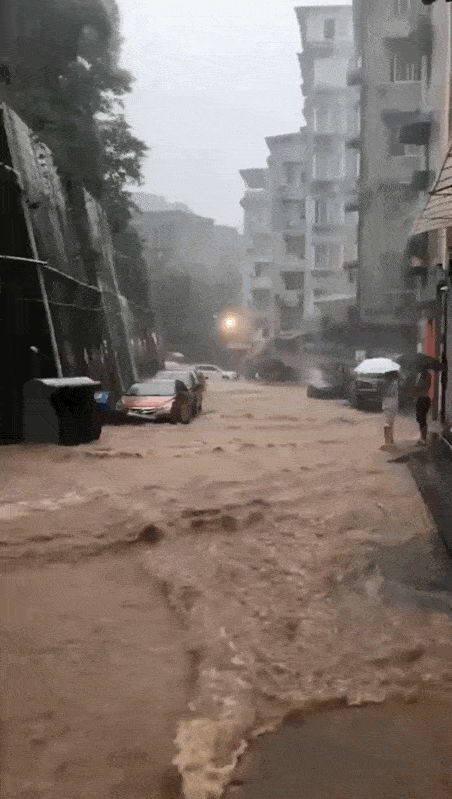 昨夜,暴雨袭城!数以万计乐山人彻夜未眠,风雨中.