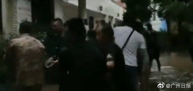 乐山|乐山暴雨家长抢救学生教材 四川乐山一小学被淹，家长自发前往抢救教材