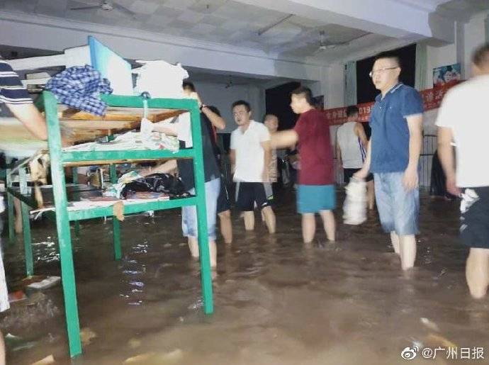 乐山|乐山暴雨家长抢救学生教材 四川乐山一小学被淹，家长自发前往抢救教材