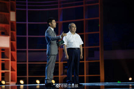 武汉|今年的《开学第一课》，被搬到了武汉！