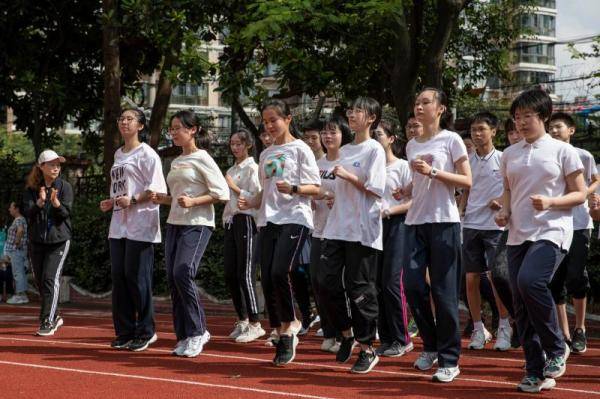 生活|高中返校日“一科都不少”150万人开学“彩排”|防疫、学习、生活、运动