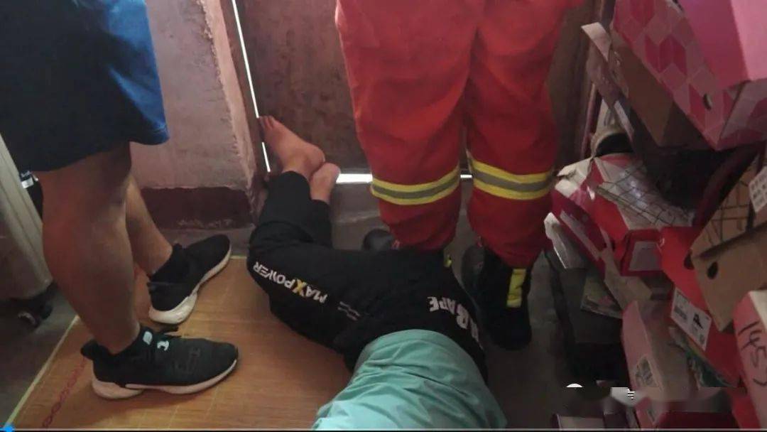 熊孩子|熊孩子又被“卡”了！消防叔叔简直操碎了心…