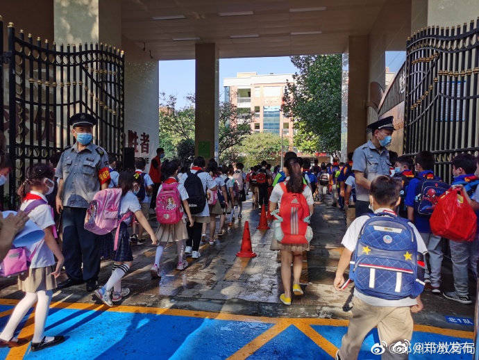 中小学|郑州中小学开学第一天 疫情防控不放松