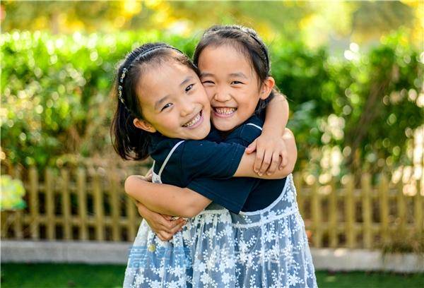 双胞胎|济南开学第一天，有学校来了6对双胞胎！你能分辨谁大谁小么？