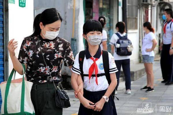 镜头|开学第一天的镜头里，满是牵手与叮嘱