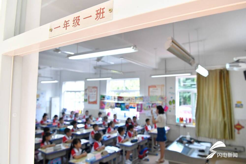 弟弟|开课啦！弟弟跟着姐姐来上学，二胎同校上学逐年递增