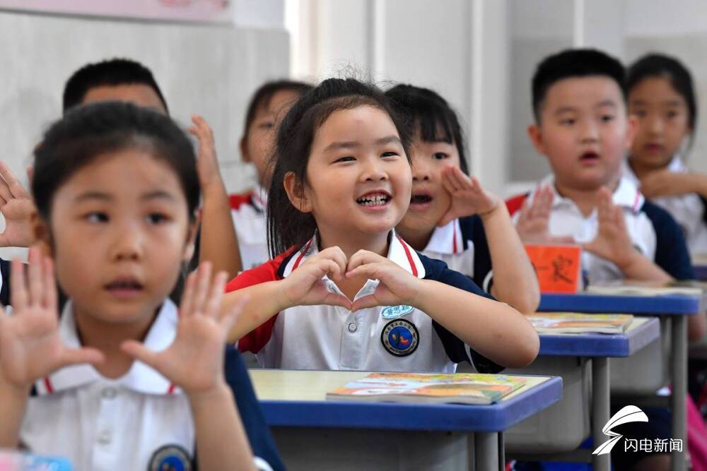 弟弟|开课啦！弟弟跟着姐姐来上学，二胎同校上学逐年递增