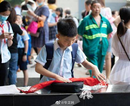 镜头|高清大图|“神兽”归笼 有哭有笑！跟着镜头打探开学第一天 这些“萌”瞬间