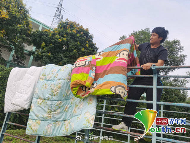 毯子|暖哭！高校为学生晒被子、发毯子，迎同学们回“家”