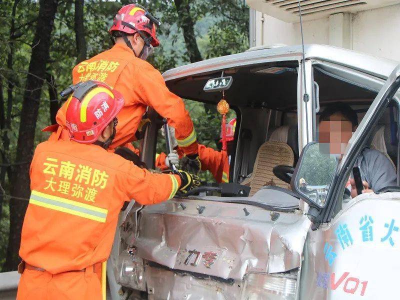 大理警惕!楚大高速发生一起车祸 弥渡消防火速救援