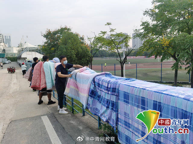 毯子|暖哭！高校为学生晒被子、发毯子，迎同学们回“家”