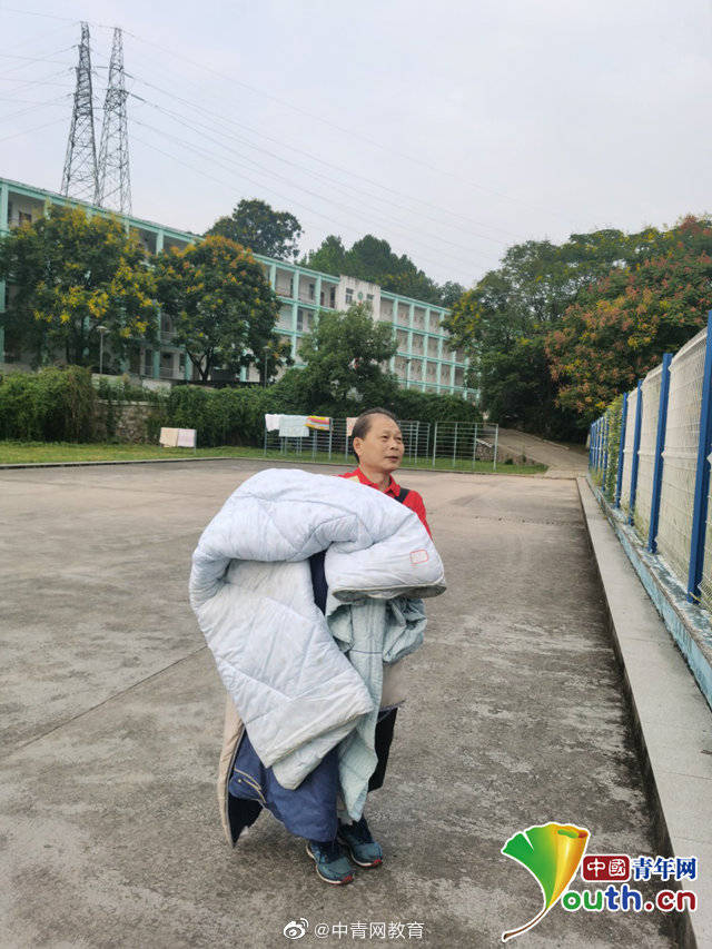 毯子|暖哭！高校为学生晒被子、发毯子，迎同学们回“家”