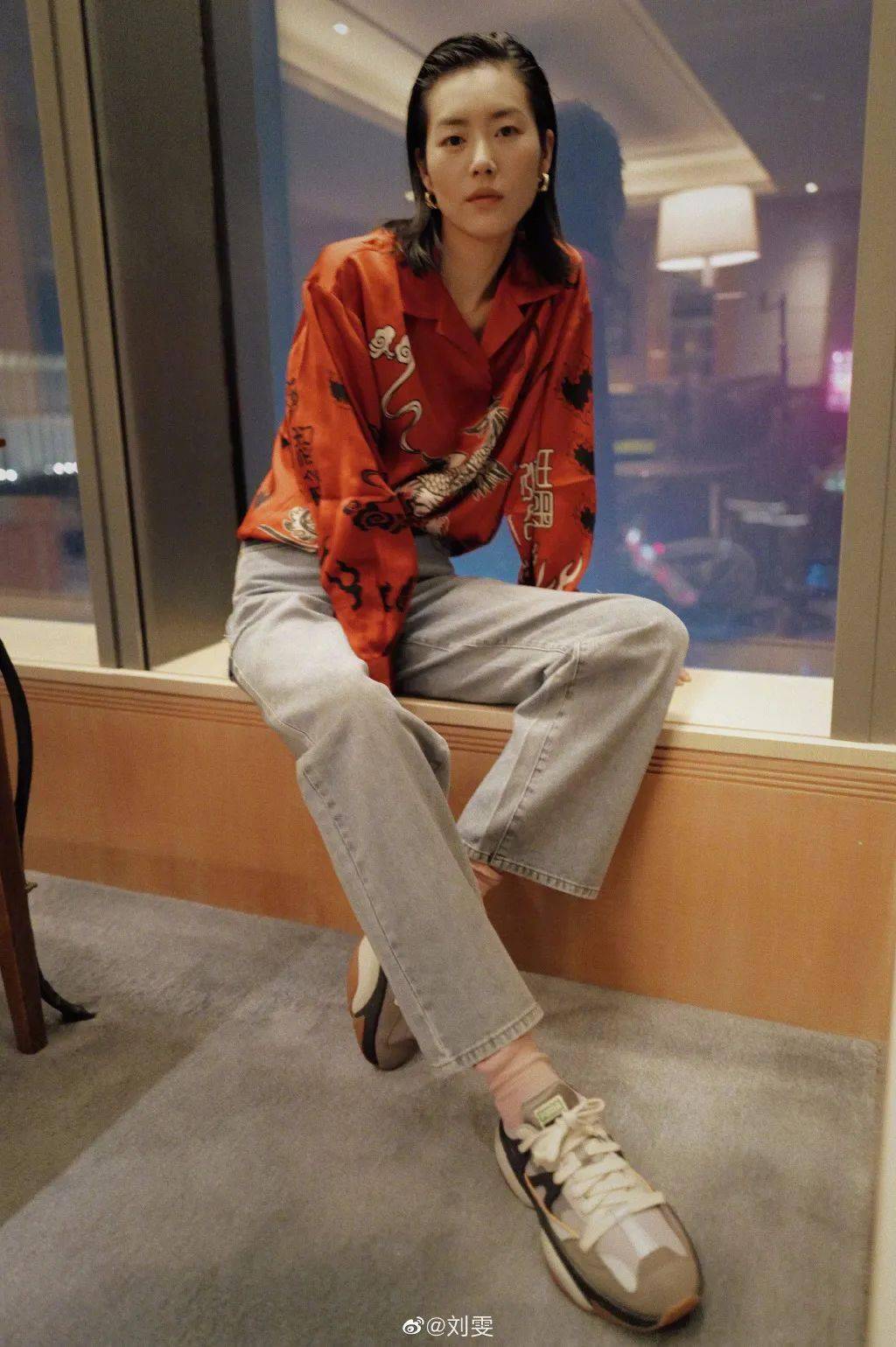 Back|撩起刘海的金莎，是美艳独立的变身Maria！