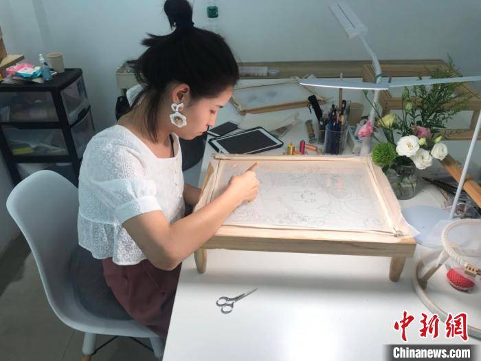【开云app官网入口】
成都年轻团队“玩转”刺绣 “中西联合”创新传统手工艺