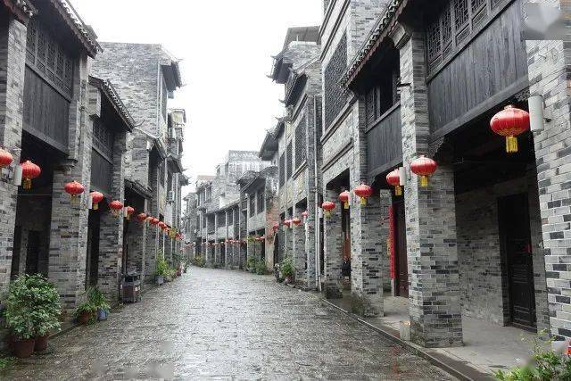 古镇介绍:怀远古镇位于崇州市,其历史可以追溯到1600多年前,古镇不大