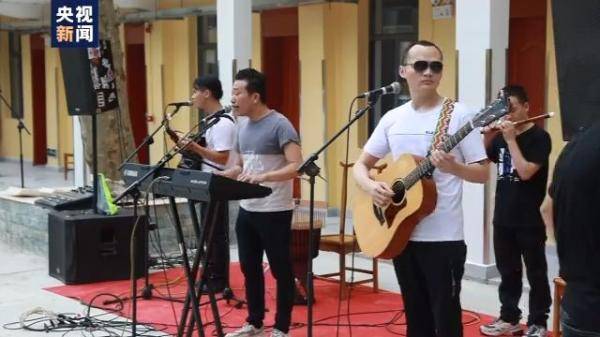 青年|黑暗挡不住梦想！视障青年组建“折耳根”乐队勇敢逐梦