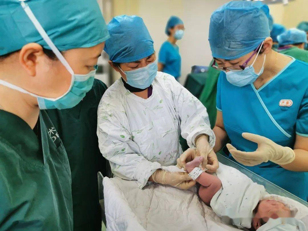 暖心产房开设手术室今天首位宝宝呱呱坠地