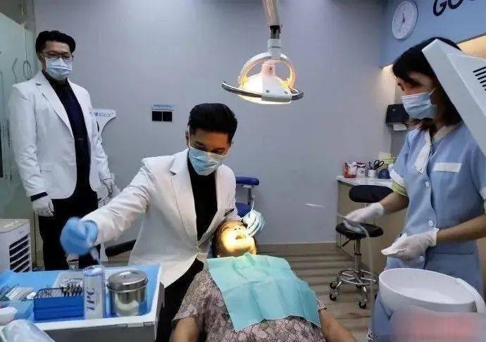 团体|帅气牙医突然火了！当年偶像团体已物是人非