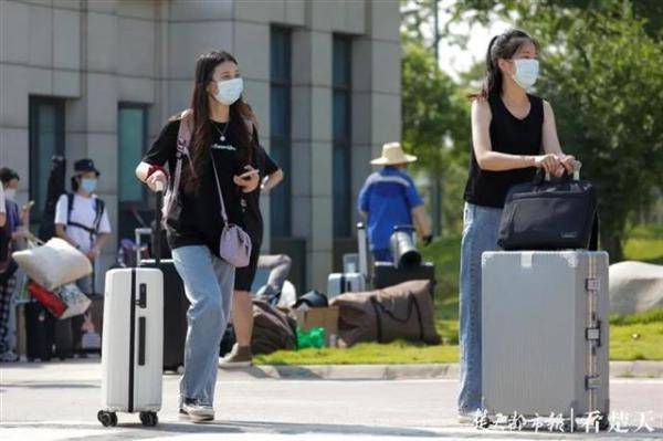 武汉|暖心横幅挂满校园，武汉学院像迎接新生一样欢迎老生返校！