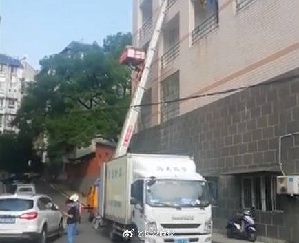 寝室|湖南大学派升降梯为学生搬寝室 同学们直呼：学校太贴心了