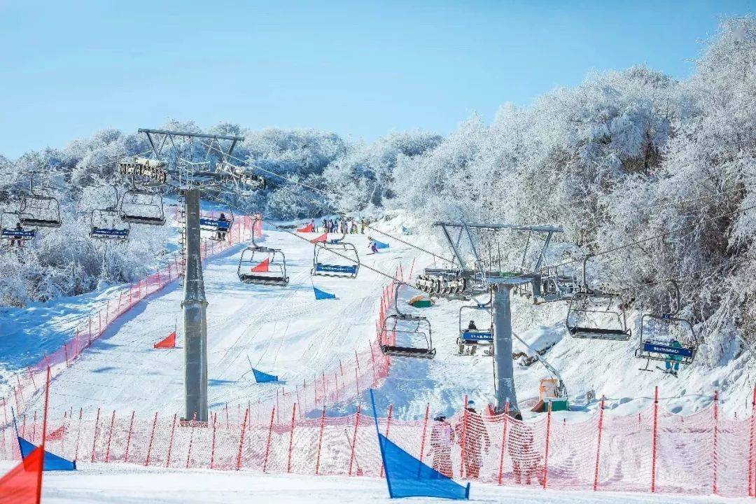 是南方最温暖的滑雪场冬无严寒,夏无酷暑高级道3条,戏雪道3条,总长4.