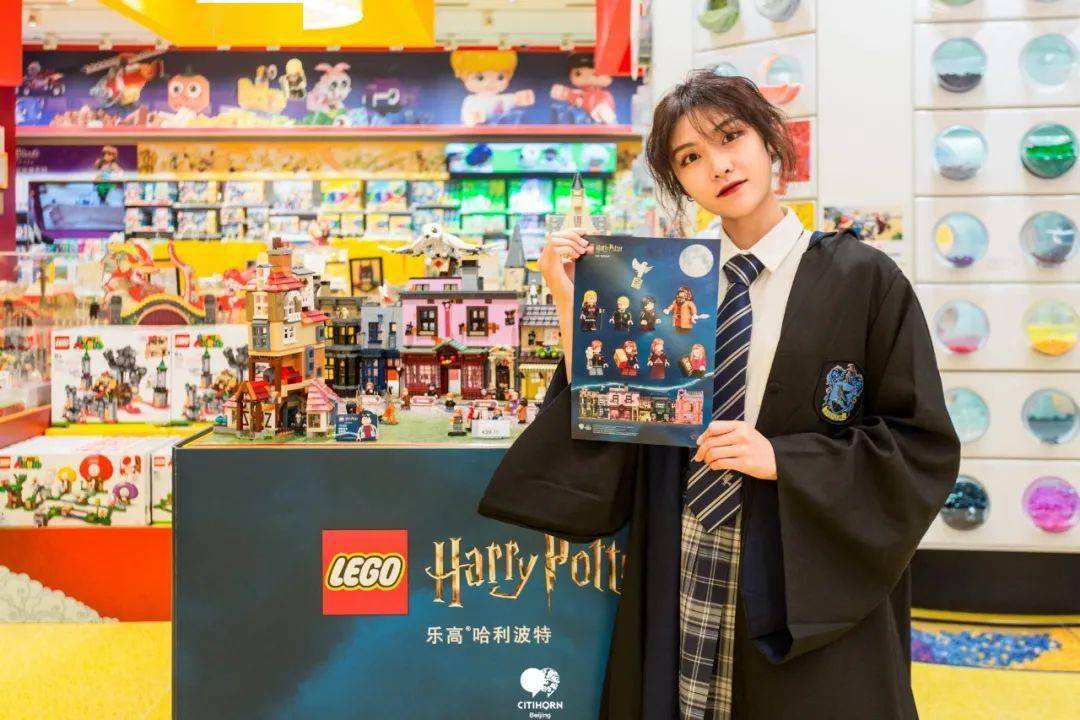 哈利波特|巫师们速来集合！乐高旗舰店要过生日啦，还把对角巷搬到了王府井！