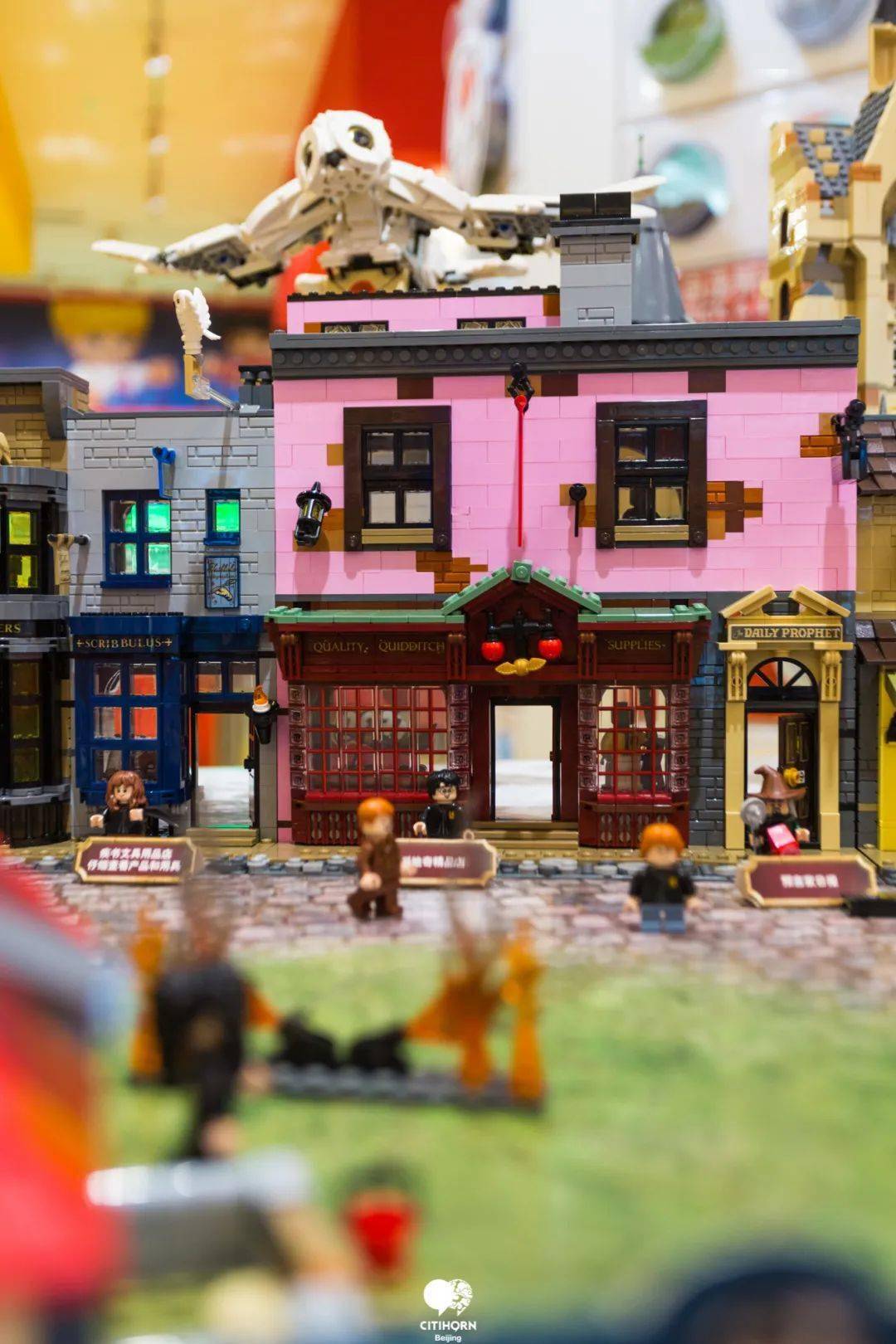 哈利波特|巫师们速来集合！乐高旗舰店要过生日啦，还把对角巷搬到了王府井！