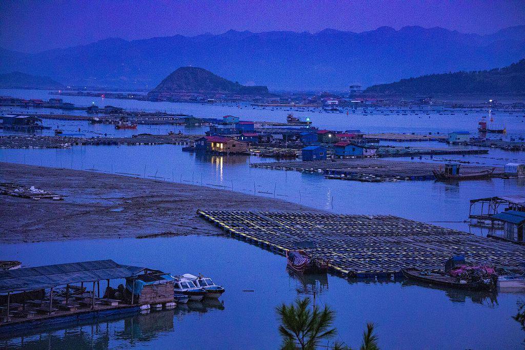 夏日傍晚霞浦东安渔排独特的中国版威尼斯水城