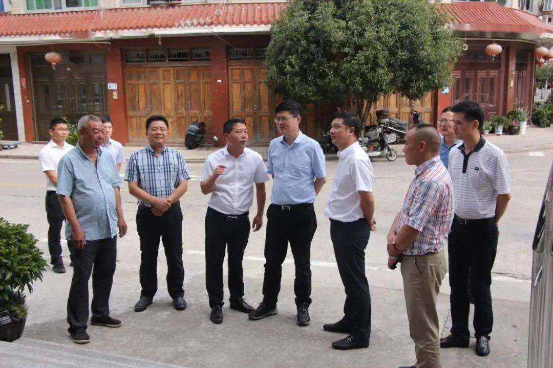 陈应许一行先后察看了西旸镇养老服务中心,雅阳镇红景天老年公寓